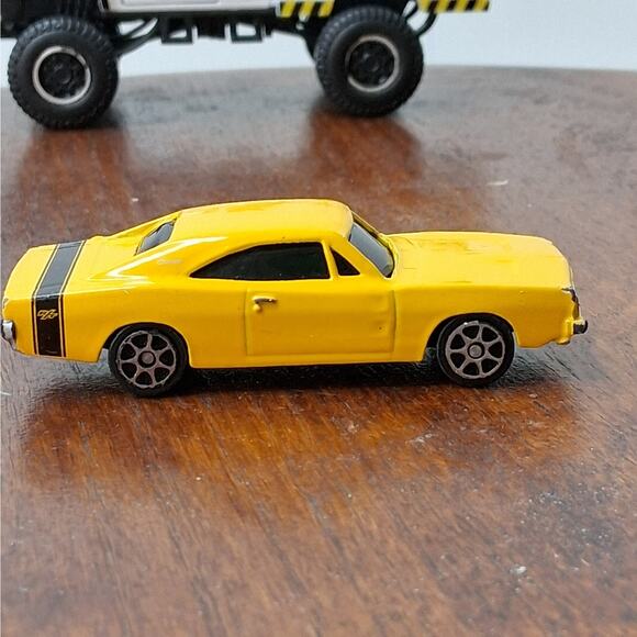 Maisto Diecast 8 Piece Car & Truck Lot Garbage Pickup Trucks - Picture 8 of 16